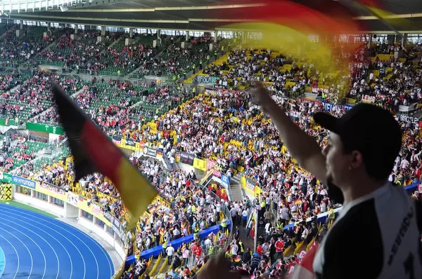 Deutsche Fußball-Fans beim Spiel Österreich-Deutschland im Ernst Happel Stadion in Wien
