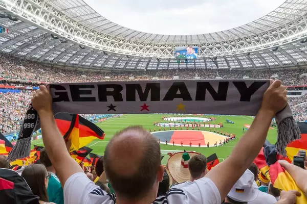 Deutsche Fußball-Fans mit Schals und Flaggen beim Spiel gegen Mexiko