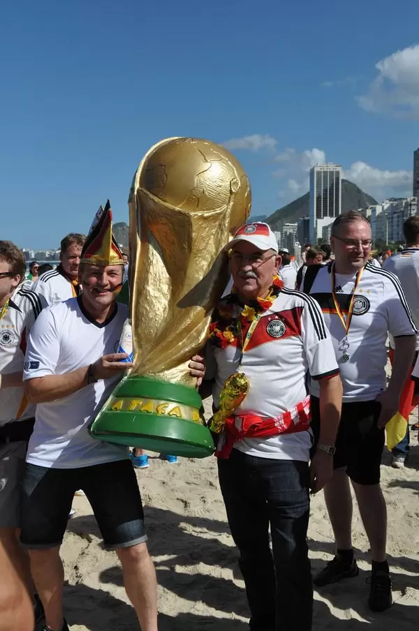 Deutsche Fußball-Fans tragen riesige Nachbildung des FIFA-WM-Pokals - Fußball-WM 2014, Brasilien