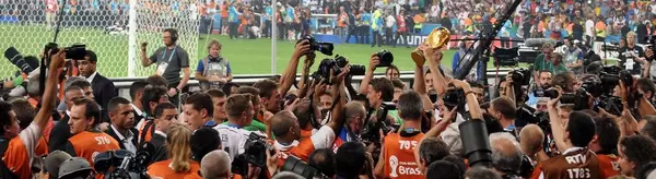 Deutsche Fußballnationalmannschaft beim Feiern umzingelt von Fotografen - Fußball-WM 2014, Brasilien