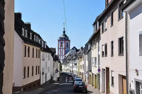 Deutsche Gasse Kölner Straße mit Blick auf eine evangelische, gotische Kirche