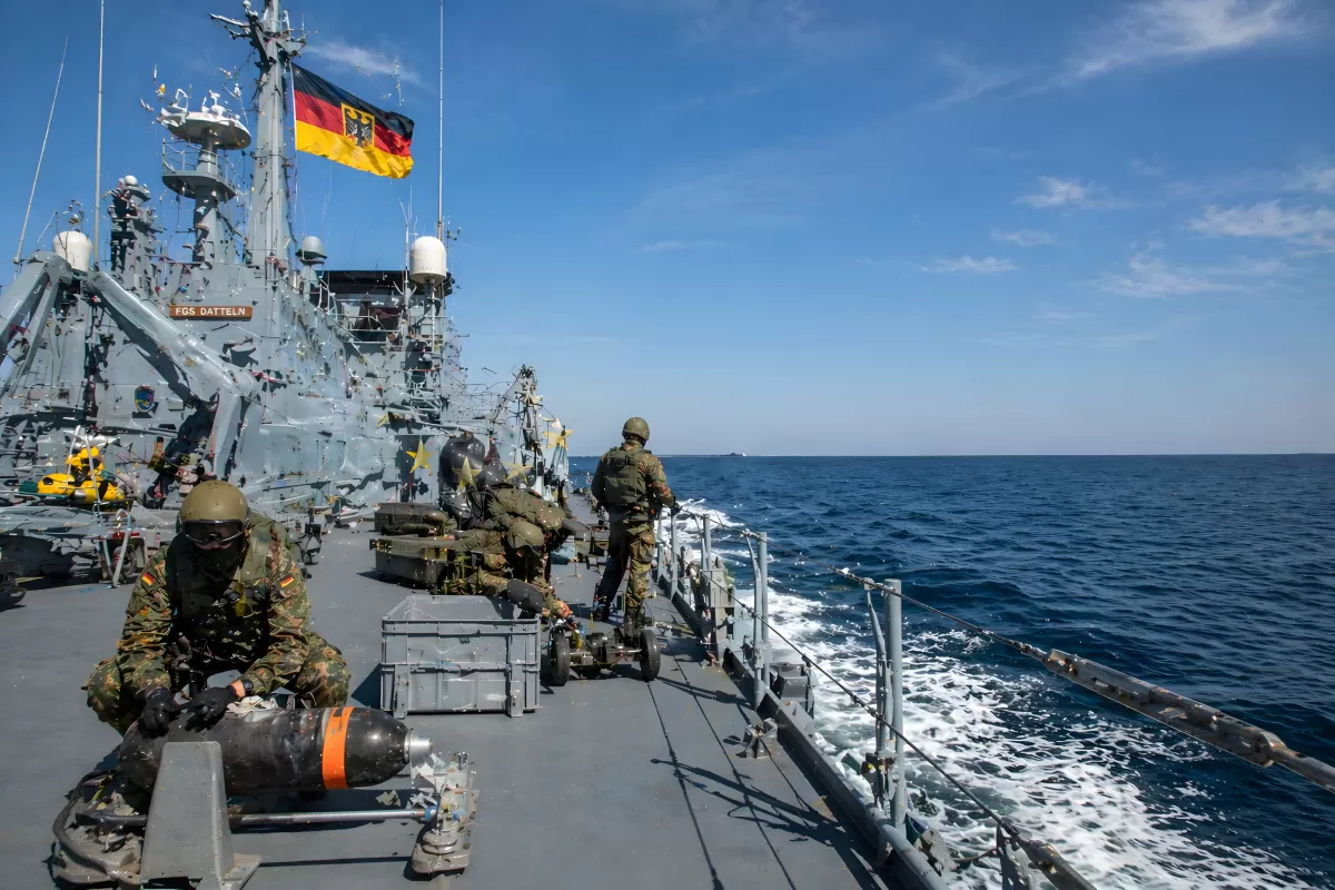Deutsche Marine auf Kriegsschiff bei Übung auf See