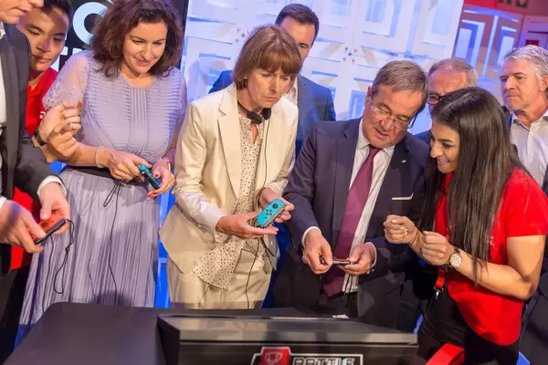 Deutsche Politiker beim Spielen auf der Gamescom 2018