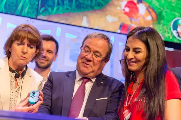 Deutsche Politiker pro Videospiele. Armin Laschet und Henriette Reker auf der Gamescom 2018