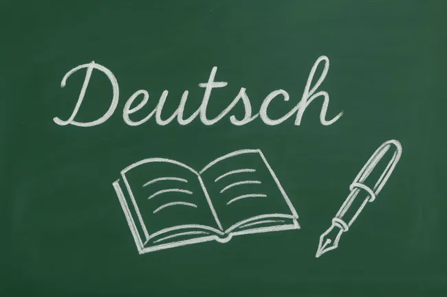 Deutsche Sprache und Unterrichtsutensilien auf Tafel