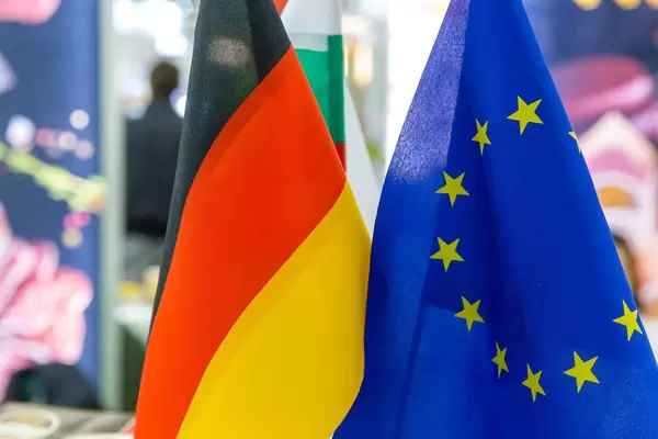 Deutsche und Europäische Fahnen nebeneinander