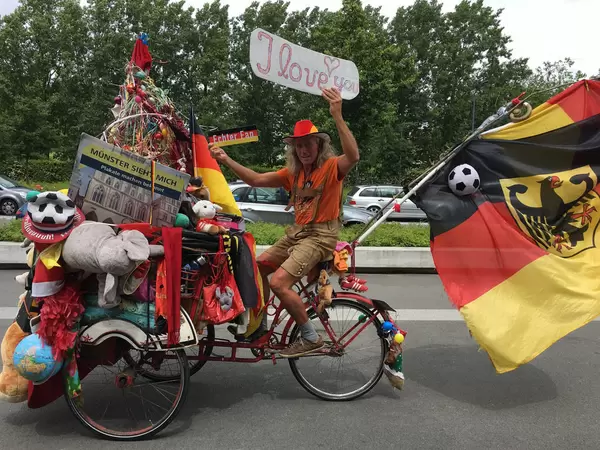 Deutscher Fan auf Fahrrad / German supporter on bike