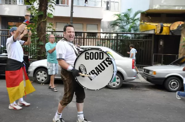 Deutscher Fußball-Fan mit einer großen Trommel - Fußball-WM 2014, Brasilien
