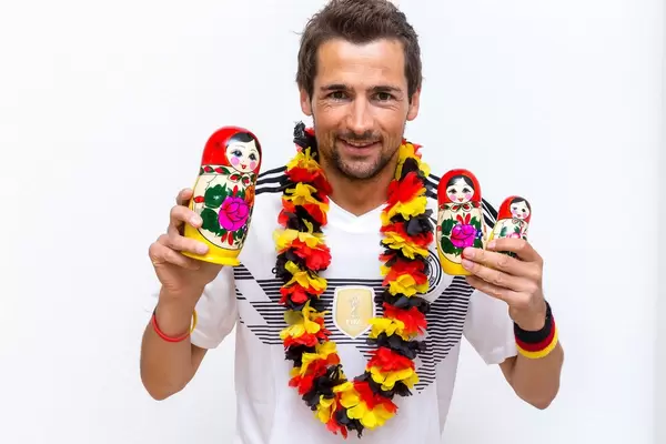 Deutscher Fußball-Fan mit WM-Trikot und Babuschkas