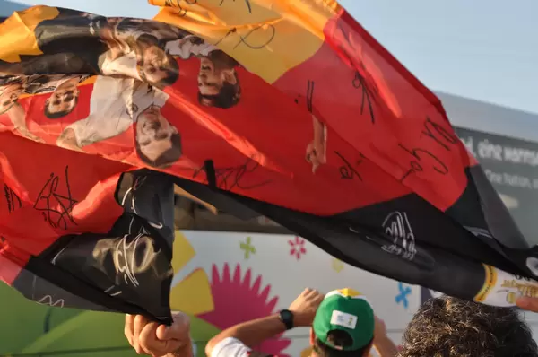 Deutscher Mannschaftsbus und Deutschlandflagge bei der WM 2014