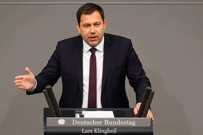 Deutscher Politiker hält Rede im Bundestag