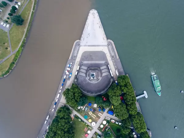Deutsches Eck aus der Vogelperspektive. Mündung der Mosel in den Rhein
