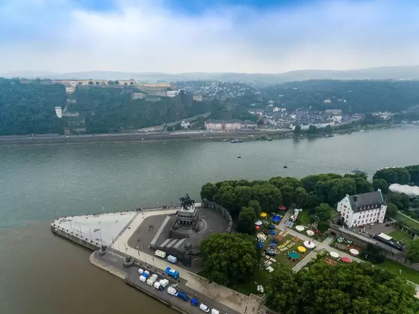 Deutsches Eck und Festung Ehrenbreitstein im Hintergrund. Luftbildaufnahme