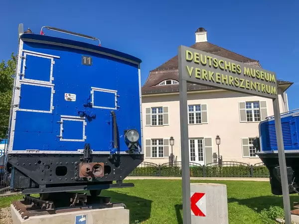 Deutsches Museum Verkehrszentrum alte blaue Eisenbahn auf Schienen und sonnigem Wetter
