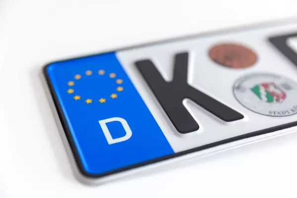 Deutsches Nummernschild der Stadt Köln, mit Europasternen, auf weißem Untergrund