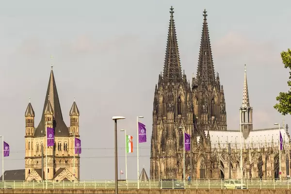 Deutzer Brücke mit Gamescom-Flaggen und Groß St. Martin und Kölner Dom im Hintergrund