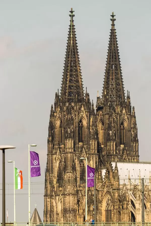 Deutzer Brücke mit Gamescom-Flaggen und Kölner Dom im Hintergrund