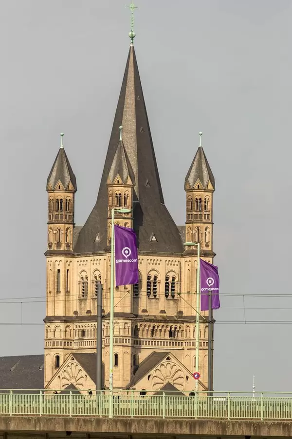 Deutzer Brücke mit Groß St. Martin im Hintergrund