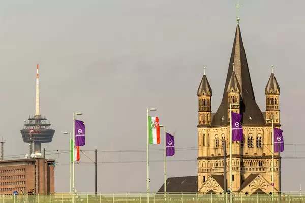 Deutzer Brücke mit Groß St. Martin und Colonius Fernmeldeturm im Hintergrund