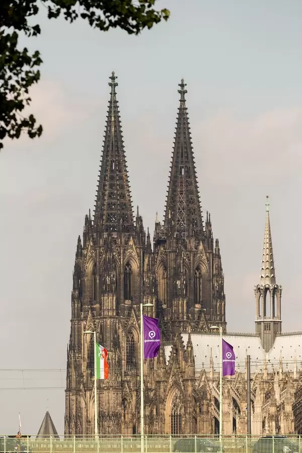 Deutzer Hängebrücke mit Kölner Dom im Hintergrund