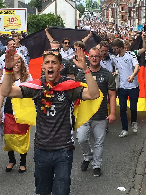 DFB Fan Walk zum Stadion Lille