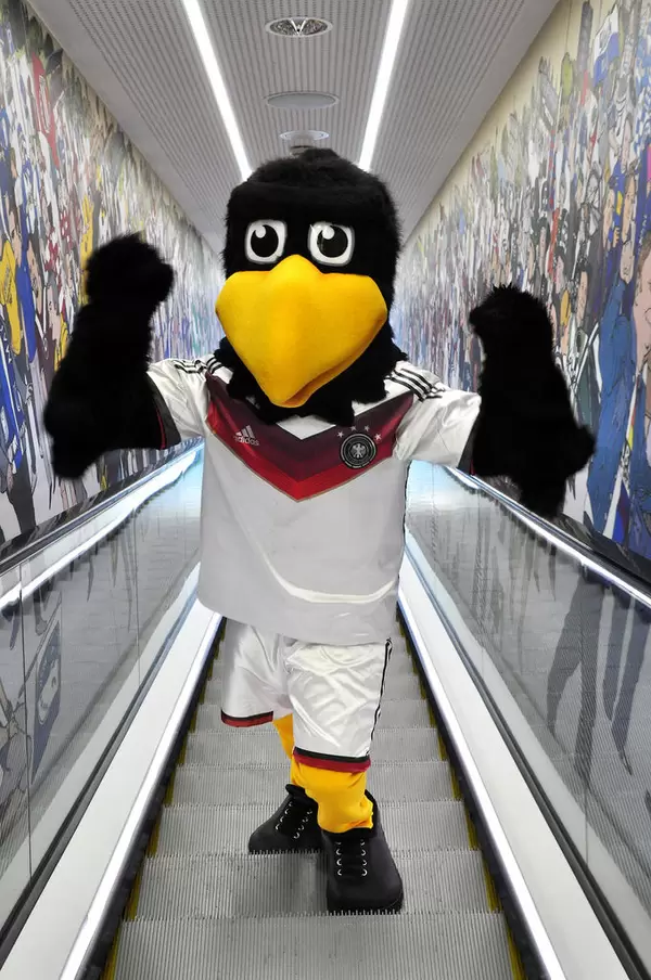 DFB-Paule auf Rolltreppe