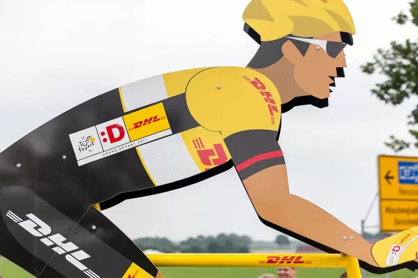 DHL Express: Riesiges Rennrad mit Fahrer