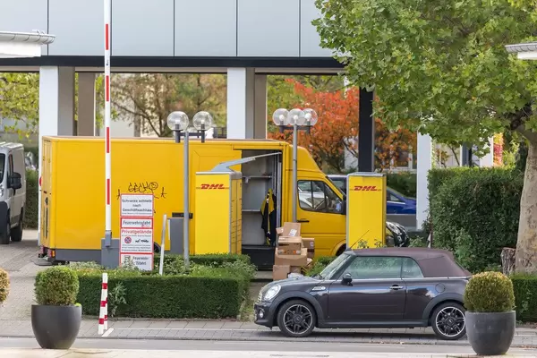 DHL Paketlieferung in der Stadt
