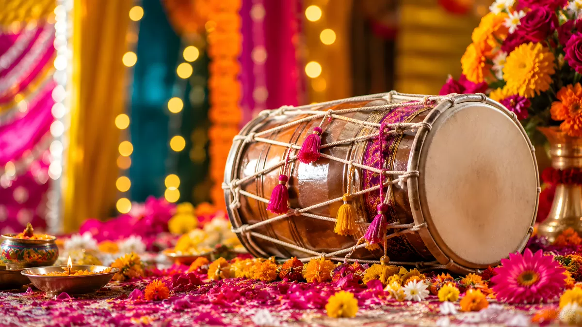 Dhol-Trommel bei indischem Fest mit Blumen