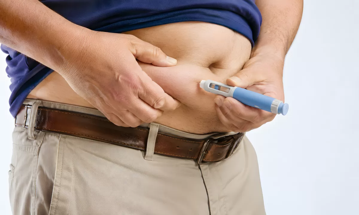 Diabetes: Mann injiziert sich Insulin mit Pen in den Bauch