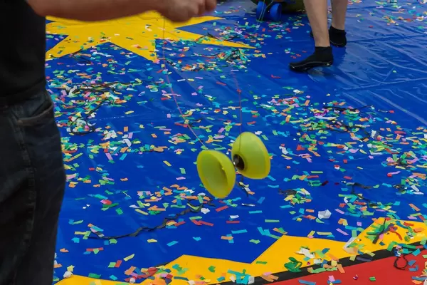 Diabolo Spielgerät wird von einem Messebesucher gespielt