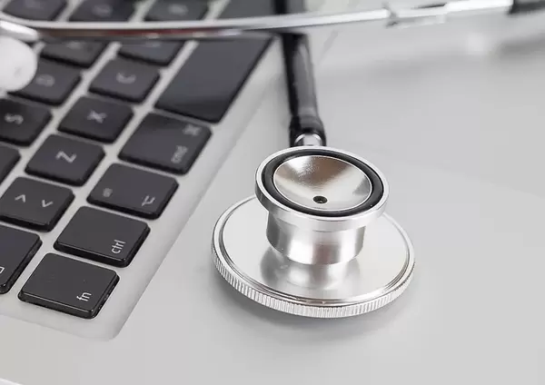 Diagnosewerkzeug und ärztliches Untersuchungsgerät auf einem Computer