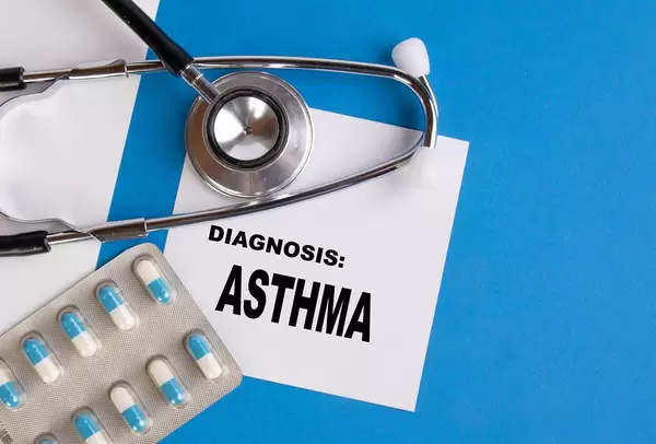 Diagnosis Asthma written on medical blue folder