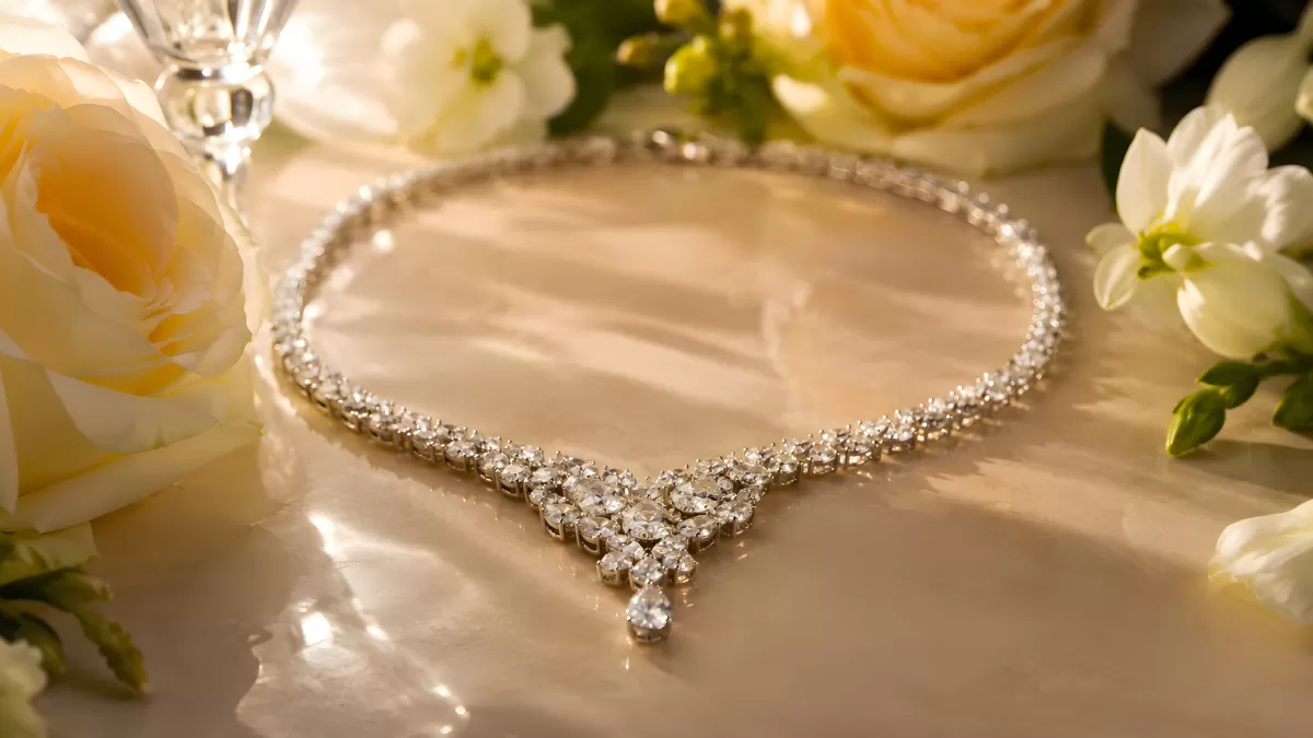 Diamant-Collier auf Satin mit weißen Rosen