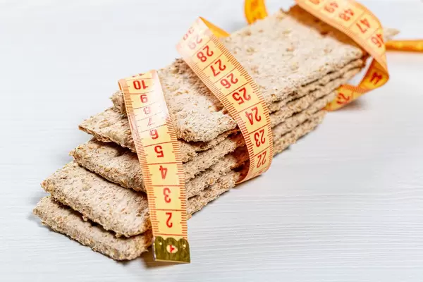 Diät-Brot mit Maßband als Symbol für Gewichtsverlust