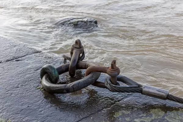 Dicke Stahlglieder und Seile halten die Boote auf ihrem Platz