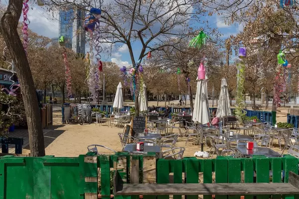 Die Alkoholfreie Bar "GAMAR - Espai sense alcohol" mit Außenterrasse im Barceloneta Park in Barcelona, der spanischen Region von Katalonien