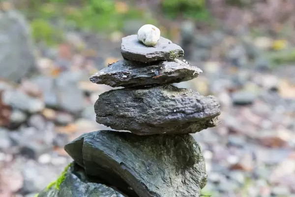 Die Alpbacher Stoanmandln vom kreativen Geist der Alpbacher Hauptschule symbolisieren Teamgeist