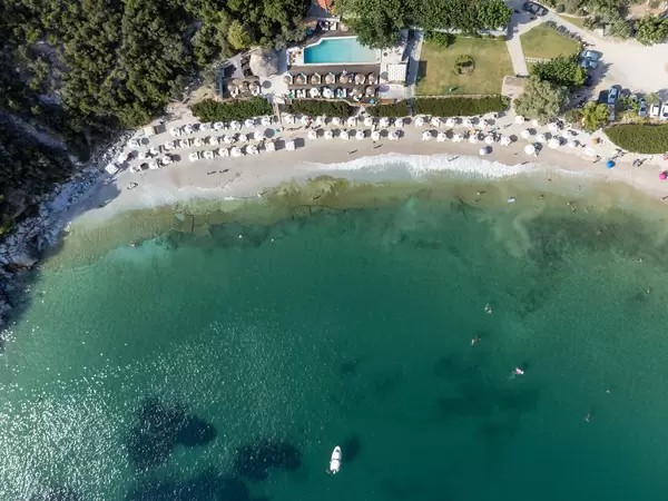 Die atemberaubende Bucht von Limnonari an der Südküste von Skopelos. Draufsicht