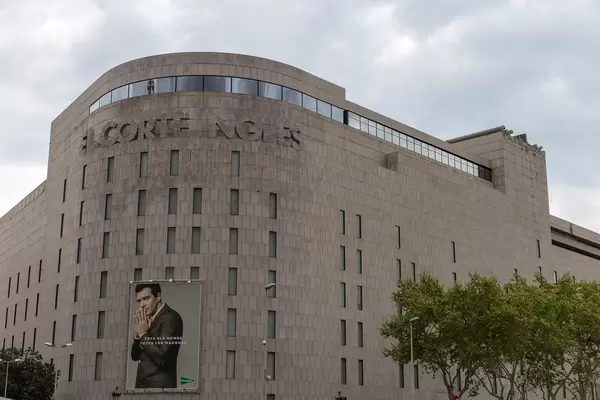 Die Außenfassade vom Kaufhaus "El Corte Ingles" in Barcelona, Spanien, nahe des Placa Catalunya