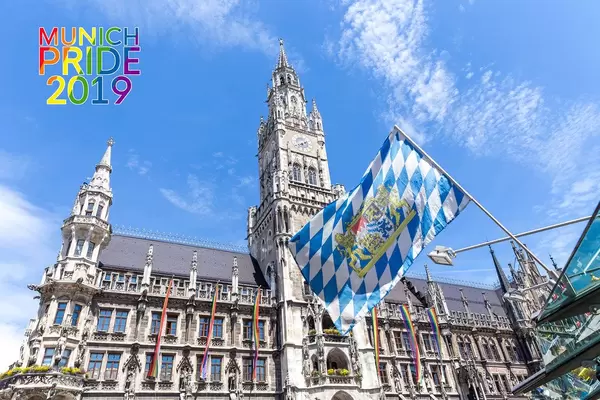 Die bayrische Landesflagge weht vor den LGBT-Fahnen in München, während des queeren Munich Pride 2019 Festivals