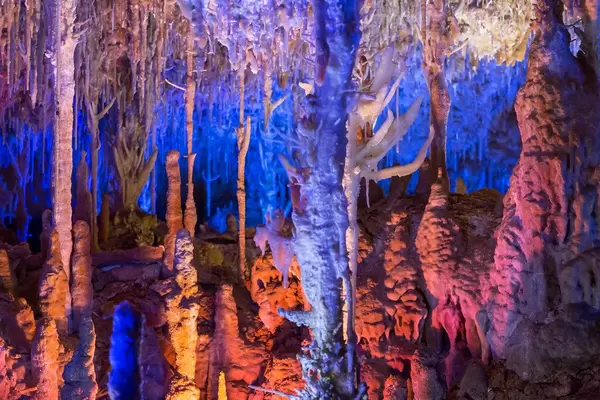 Die Beleuchtung der Coves dels Hams Höhlen, erstellt von Lorenzo Caldentey, Sohn des Entdeckers