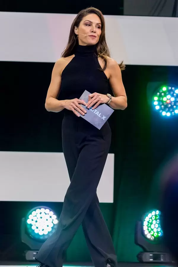 Die bezaubernde Nazan Eckes moderiert die Digital X in Köln