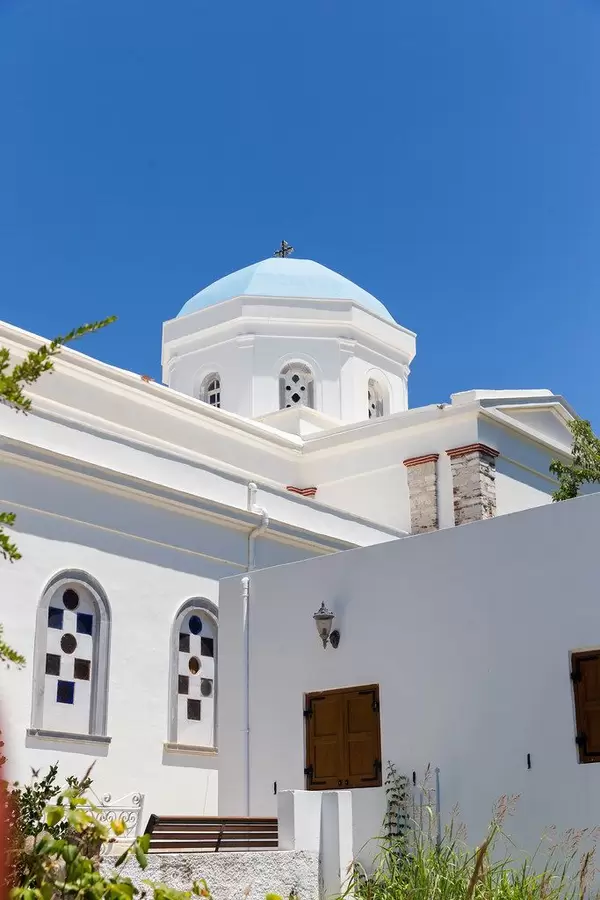 Die blaue Kuppel der weißen Kirche Panagia Protothronos vor blauem Himmel in Halki, Naxos