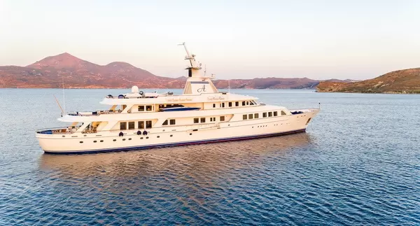 Die Blohm & Voss Luxus-Superyacht Astarte II am Sonnenuntergang in Adamantas, Milos, Kykladen