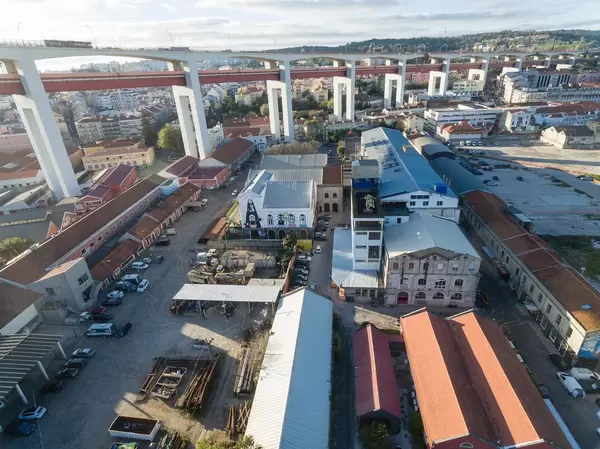Die Brücke Ponte 25 de Abril in Lissabon, Portugal (Drohnenfoto)