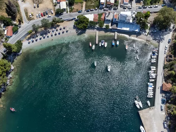 Die Bucht und Hafen Agnontas, Ausweichhafen für Fähren auf Skopelos