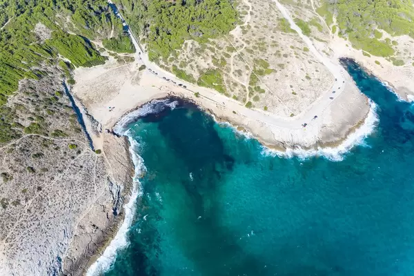 Die Buchten von Cala Mitjana und Cala Estreta in der Nähe von Artà auf Mallorca. Drohnenaufnahme