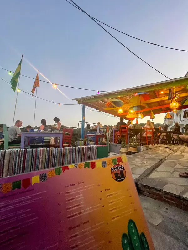 Die bunte Einrichtung mit regenbogenfarbene Sonnenschirme beim Restaurant Favela in Patitiri auf Alonnisos