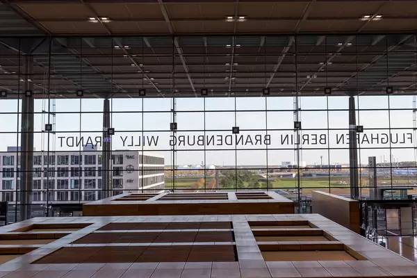 Die Check-In Halle aus Holz und Glas: Terminal 1 vom Flughafen Berlin Brandenburg Willy Brandt